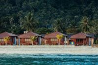 a row of houses on a beach next to the water at PingChan Koh Phangan Beachfront Resort in Thong Nai Pan Yai