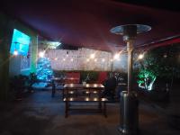 Un restaurante con un árbol de Navidad, mesas y luces. en Casa Alto de la Virgen DeMaiz, en Choachí