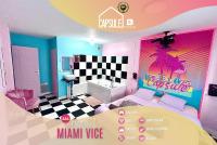 Posteľ alebo postele v izbe v ubytovaní Capsule Miami Vice - Jacuzzi - Billard - Ecran cinéma & Netflix - Ping-Pong - Nintendo & Jeux-