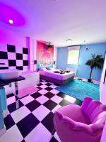 Posteľ alebo postele v izbe v ubytovaní Capsule Miami Vice - Jacuzzi - Billard - Ecran cinéma & Netflix - Ping-Pong - Nintendo & Jeux-
