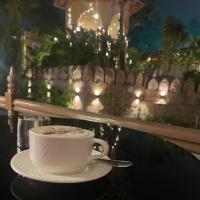 een kopje koffie zittend op een tafel bij Janki Vilas in Orchha
