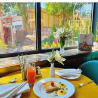 een tafel met een bord eten en een raam bij Janki Vilas in Orchha