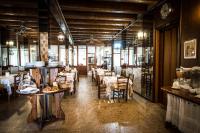Restauracja lub miejsce do jedzenia w obiekcie Hotel Johnson