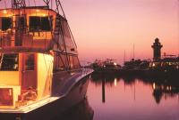 un barco está atracado en un puerto deportivo al atardecer en Holiday Inn Express Hilton Head Island by IHG, en Hilton Head Island