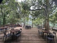 TengahgirangにあるTelaga Warnaの木製デッキのテーブルと椅子