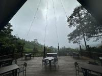 TengahgirangにあるTelaga Warnaの甲板のテーブルと椅子