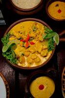 un bol de nourriture sur une table avec du riz dans l'établissement Pousada do Sol, à Aquiraz