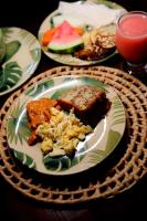 une table avec des assiettes de nourriture sur une table dans l'établissement Pousada do Sol, à Aquiraz