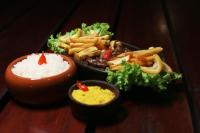 une assiette de nourriture avec des frites, de la viande et du fromage dans l'établissement Pousada do Sol, à Aquiraz