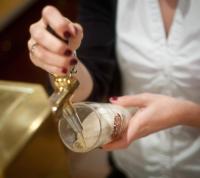 una mujer sosteniendo una copa de vino en su mano en Hotel Gasthof Mitteregger - BEST PLACE in town with summercard included, en Kaprun