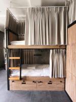 Litera en habitación con cama en The Common Room, en Ho Chi Minh
