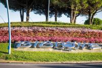 A garden outside Seafront view studio in Bibione - Beahost