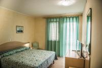 Łóżko lub łóżka w pokoju w obiekcie Hotel Johnson