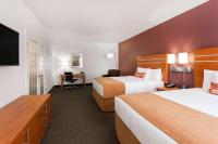 Wingate by Wyndham Calgary Southにあるベッド