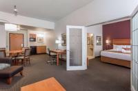 Wingate by Wyndham Calgary Southにあるベッド