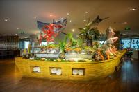 海口市にあるヒルトン ハイコウのさまざまな種類の食べ物が詰まった大きな木製のボート