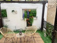 Zahrada ubytování Ibiscus Apt with Pool, walk to beach, Harbour,Kato Paphos
