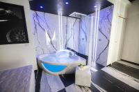 Kúpeľňa v ubytovaní Garda fantasy green jacuzzi sauna piscina