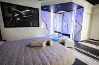 Posteľ alebo postele v izbe v ubytovaní Garda fantasy green jacuzzi sauna piscina