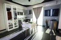 Kuchyňa alebo kuchynka v ubytovaní Garda fantasy green jacuzzi sauna piscina