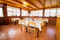 Reštaurácia alebo iné gastronomické zariadenie v ubytovaní Pansion Maria