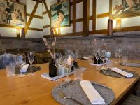 een houten tafel met wijnglazen en kaarsen erop bij Pension Freudenthal in Wandersleben