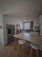 Kuchyňa alebo kuchynka v ubytovaní Maison individuelle avec sa piscine privée