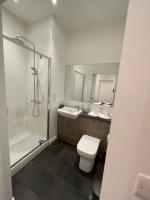 Koupelna v ubytování 1 bed apartment in the heart of Staines town centre