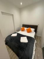 Postel nebo postele na pokoji v ubytování 1 bed apartment in the heart of Staines town centre