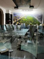 ein Restaurant mit einem großen Bild einer Stadt an der Wand in der Unterkunft Apartamente Gildo 1 in Borşa