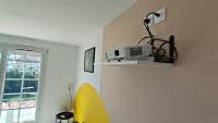 Televízia a/alebo spoločenská miestnosť v ubytovaní Grande maison familiale avec piscine, proche plage