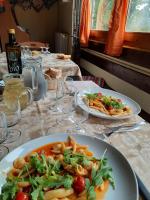 una tavola con due piatti di cibo su un tavolo di Agri Grotta dell'Eremita a Castelmezzano