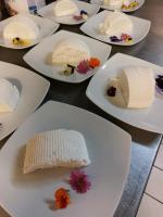 un tavolo sormontato da piatti bianchi con diversi tipi di torte di Agri Grotta dell'Eremita a Castelmezzano