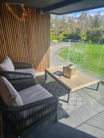 Contemporary Dublin Suite with Hot Tubにあるシーティングエリア