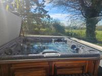 Contemporary Dublin Suite with Hot Tubの見取り図または間取り図