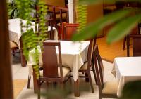 een tafel en stoelen met een witte tafeldoek erop bij Hotel Coronel Centro Histórico in Cuenca