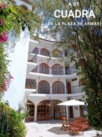 un gran edificio blanco con una mesa delante en Casa Munayki, en Ayacucho