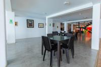 ein Esszimmer mit einem schwarzen Tisch und Stühlen in der Unterkunft Hoteles Perú Hosting - Punta Sal in La Bocana