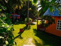 Un patio con una cerca y una casa en Hotel Mirador Maya Calakmul, en Xpujil