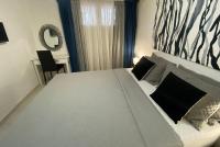 Postel nebo postele na pokoji v ubytování Spacius Garden flat ,1km from the beach , Sleeps 5 ,by likeyourhome