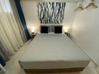 Postel nebo postele na pokoji v ubytování Spacius Garden flat ,1km from the beach , Sleeps 5 ,by likeyourhome