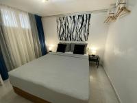 Postel nebo postele na pokoji v ubytování Spacius Garden flat ,1km from the beach , Sleeps 5 ,by likeyourhome