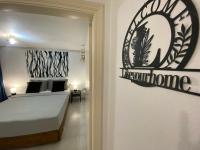 Postel nebo postele na pokoji v ubytování Spacius Garden flat ,1km from the beach , Sleeps 5 ,by likeyourhome