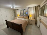 Postel nebo postele na pokoji v ubytování Spacius Garden flat ,1km from the beach , Sleeps 5 ,by likeyourhome