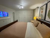 Postel nebo postele na pokoji v ubytování Spacius Garden flat ,1km from the beach , Sleeps 5 ,by likeyourhome