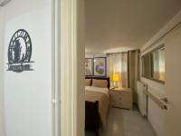 Postel nebo postele na pokoji v ubytování Spacius Garden flat ,1km from the beach , Sleeps 5 ,by likeyourhome