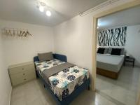 Postel nebo postele na pokoji v ubytování Spacius Garden flat ,1km from the beach , Sleeps 5 ,by likeyourhome