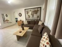 Posezení v ubytování Spacius Garden flat ,1km from the beach , Sleeps 5 ,by likeyourhome