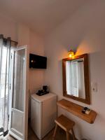 Televízia a/alebo spoločenská miestnosť v ubytovaní Hotel Livadia