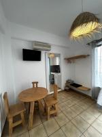 Televízia a/alebo spoločenská miestnosť v ubytovaní Hotel Livadia